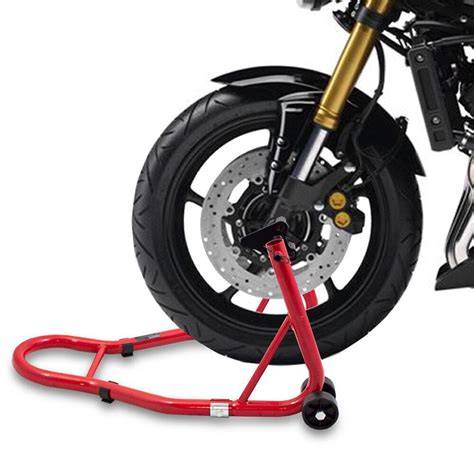 Svorka předního kola motocyklu na zvedáku