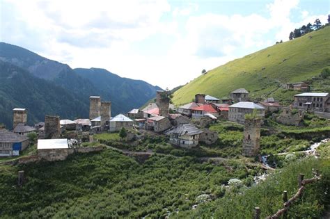 Horské vesnice a štíty Velkého Kavkazu