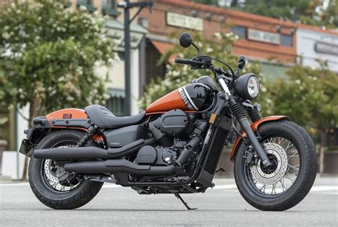 jezdec Honda Shadow s integrální helmou