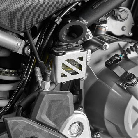 Dvě nádobky brzdové kapaliny motocyklu