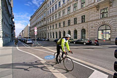 cyklista ve městě s helmou a štítem
