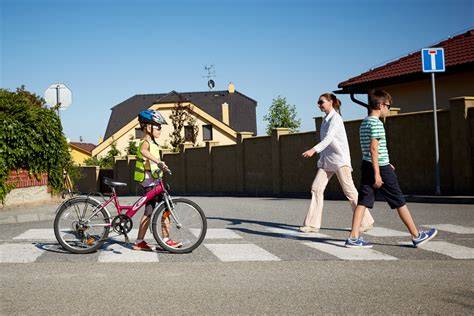 Přechod pro chodce cyklista a automobil
