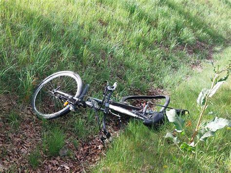 cyklista s kolem a spacákem v přírodě