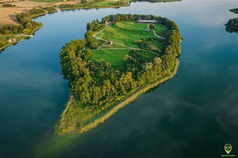 Lednické jezero a ostrov Ostrów Lednicki