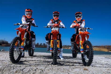 JD Gunnex KTM Racing Team oranžovo bílé motocykly