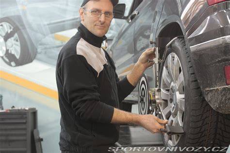 Redaktor při testování automobilu