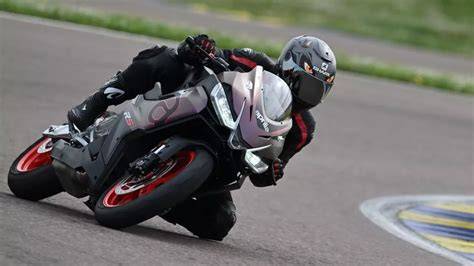 sportovní motocykl na závodním okruhu