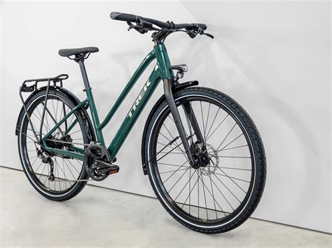 Dámské trekingové kolo Shimano na cyklostezce