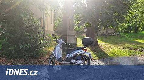 senior na elektrickém skútru venku