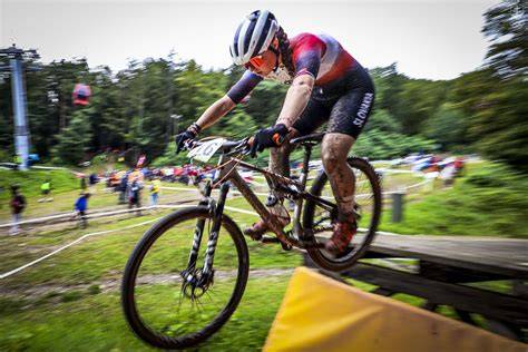cyklista cross country s chrániči