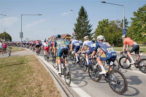 Peloton silničních cyklistů v jižních Čechách