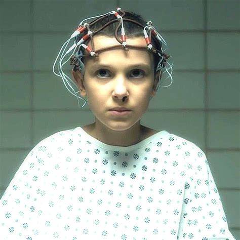 Eleven ze Stranger Things v laboratoři