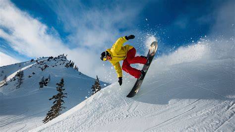 Snowboardista s audio přilbou na svahu