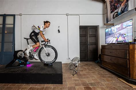cyklista na trenažéru zimní trénink