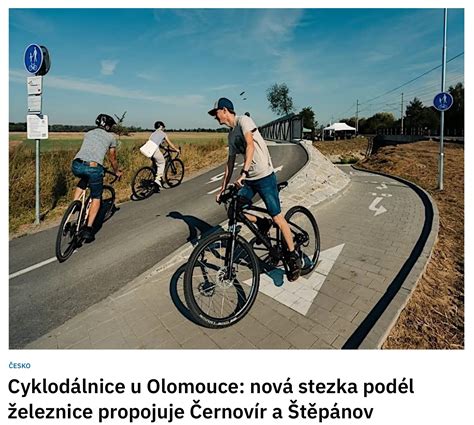 kreslený longboardista při jízdě městem