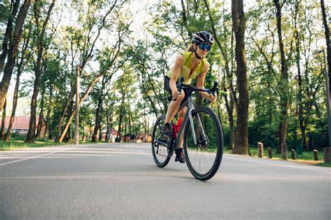 cyklista s čirými brýlemi v noci