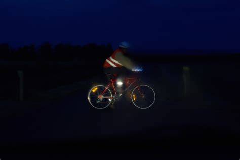 cyklista s reflexními prvky v noci