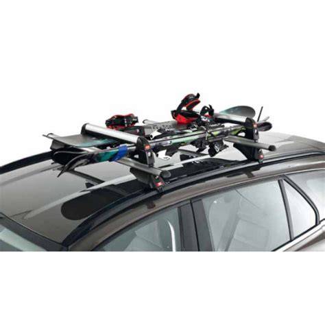 střešní nosič lyží na automobilu