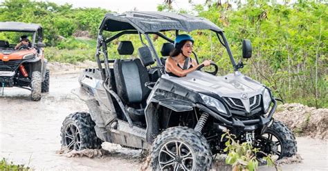Skútr na tropické silnici Punta Cana