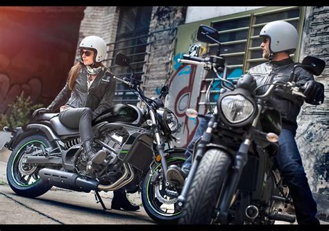 Motocykl v náklonu s loktem na zemi