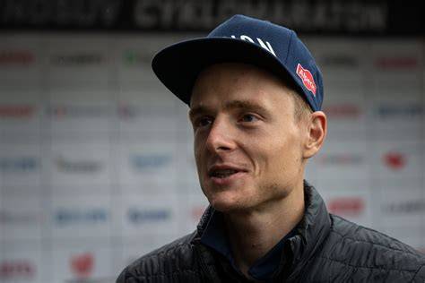 ### Petr Vakoč na gravelovém kole během závodu