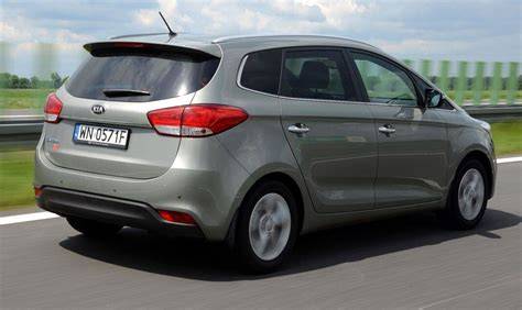 Kia Carens IV se střešním nosičem