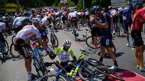 Hromadný pád pelotonu Tour de France