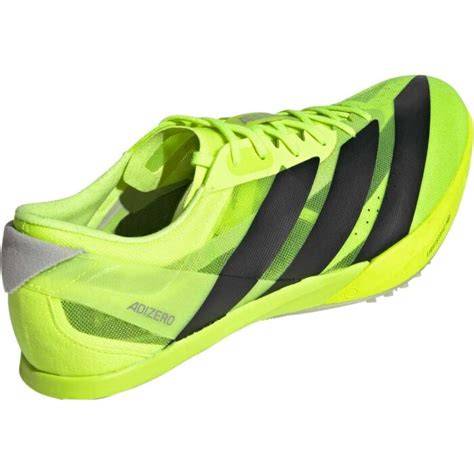 atletické tretry adidas na běžecké dráze