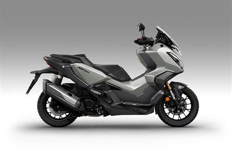Honda ADV350 na městské silnici