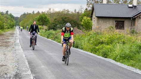 cyklisté projíždějí kontrolním stanovištěm