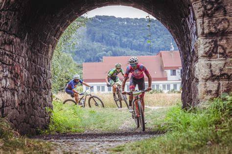 MTB závodníci v okolí Nasavrk