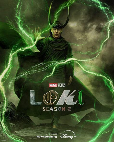 Loki v helmě a zelenozlatém plášti