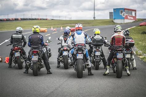 havárie motocyklu na závodním okruhu