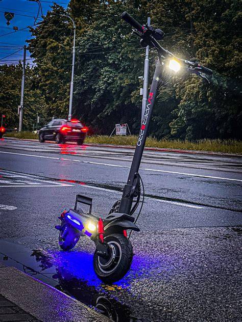 LED podsvícení motocyklu v noci