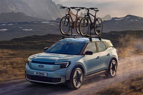 Ford s koly na střešním nosiči