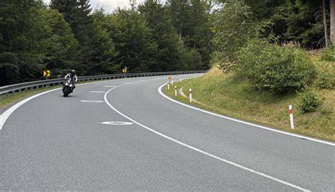 Motorka na horské silnici Balkánu