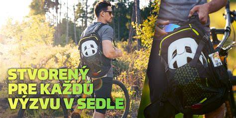 černožlutý cyklistický outfit v terénu