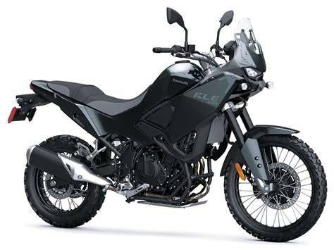 mechanik montuje motor Kawasaki KLE