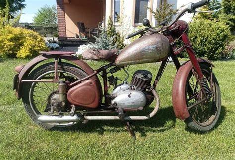 motocykl s klíčkem v zapalování