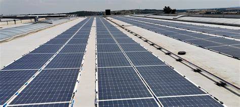 Fotovoltaické panely na výrobní hale