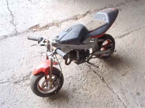 dětský minibike na uzavřené dráze