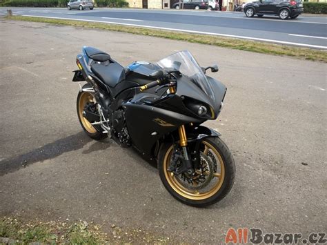 Sportovní motocykl s závodním plexi