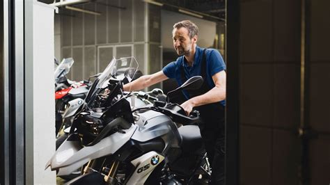 servis motocyklu BMW v dílně