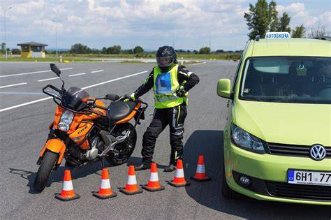 autoškola a motorka - záběry z prázdného parkoviště