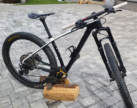 Lehké závodní horské kolo hardtail