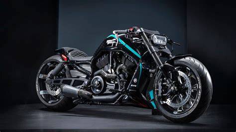Harley-Davidson custom motocykl v garáži