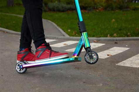 Neonová freestyle koloběžka ve skateparku