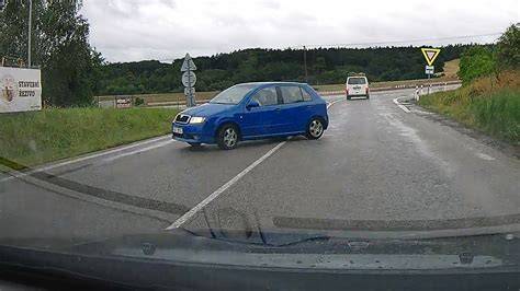 kompaktní auto na zakynthosské silnici