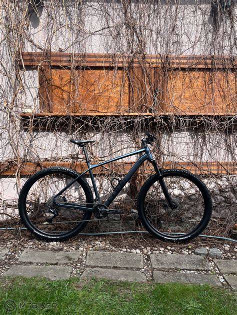 horská stezka s hardtail kolem