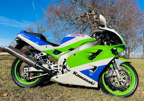 Motocykl Kawasaki ZXR400 připravený na okruh